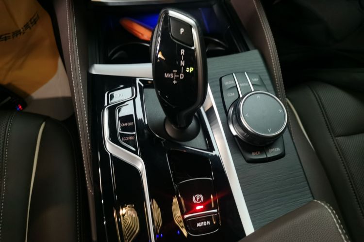 宝马5系 2023款 530Li 领先型 M运动套装中控内饰18