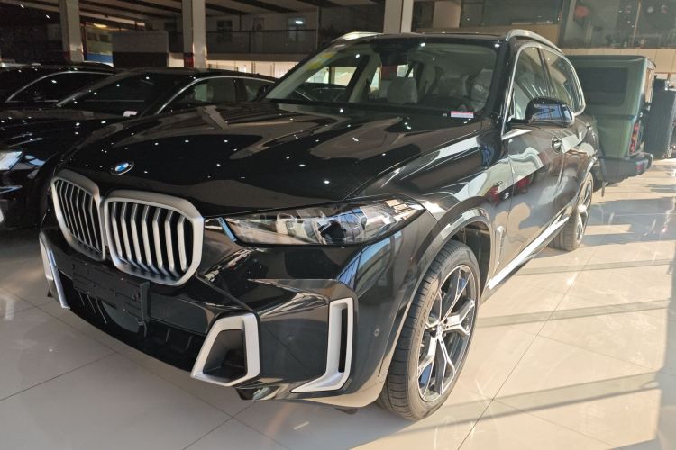 宝马X5 2025款 xDrive 30Li 尊享型M运动曜夜套装车身外观1