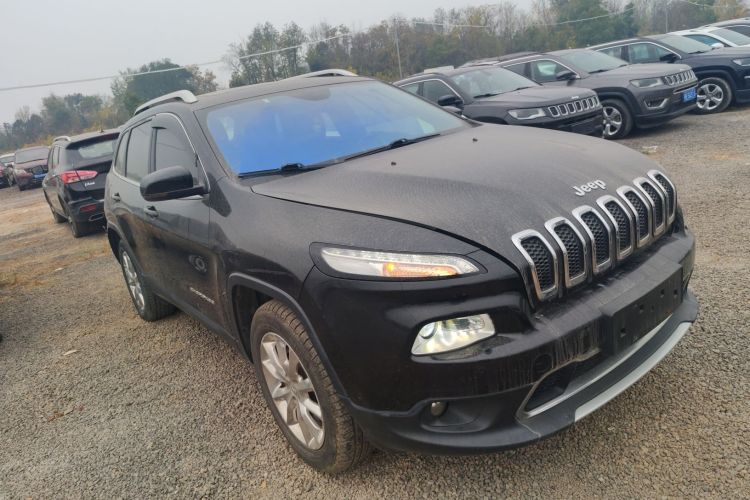 Jeep 自由光 2016款 2.4L 优越版车身外观3