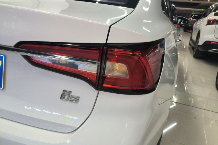 荣威i5 2019款 1.5L 手动4G互联领豪版车身外观9