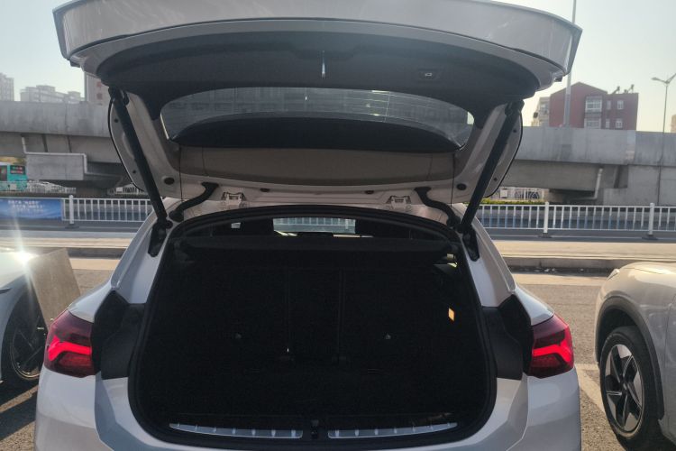 宝马X2 2023款 sDrive25i M运动曜夜版机舱底盘23