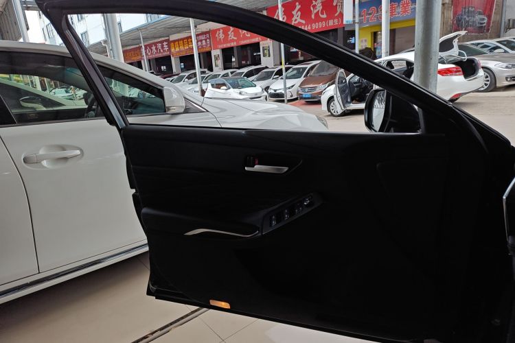 丰田 亚洲龙 2019款 双擎 2.5L XLE尊贵版 国VI中控内饰7007