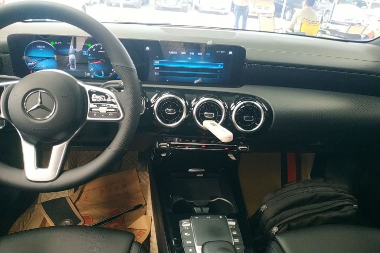 奔驰A级 2020款 改款 A 200 L 运动轿车动感型中控内饰16