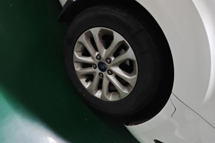 福特 福克斯 2013款 两厢经典 1.8L 自动基本型车身外观6007