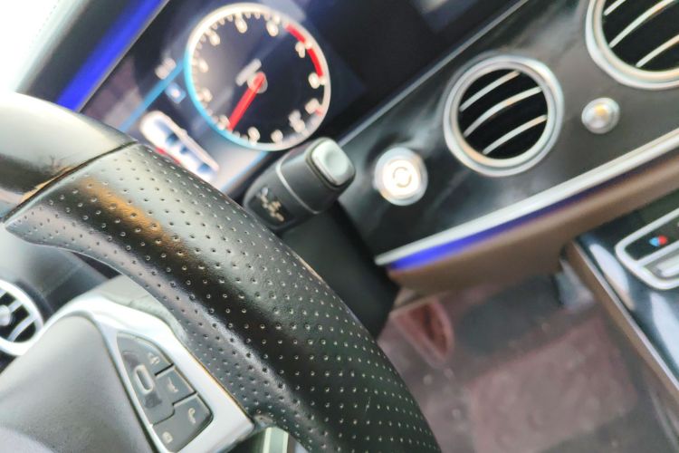 奔驰E级 2016款 E 300 L 运动豪华型局部细节18