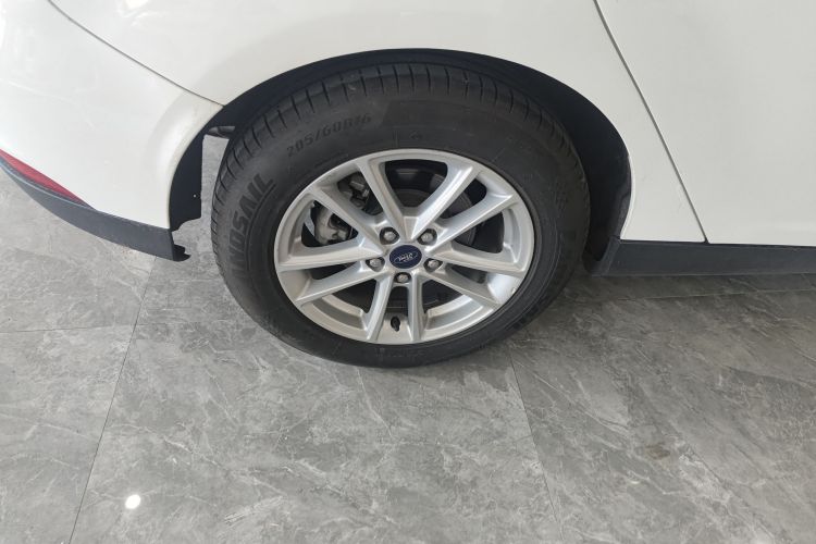 福特 福克斯 2018款 两厢经典 1.6L 自动风尚型智行版车身外观6008