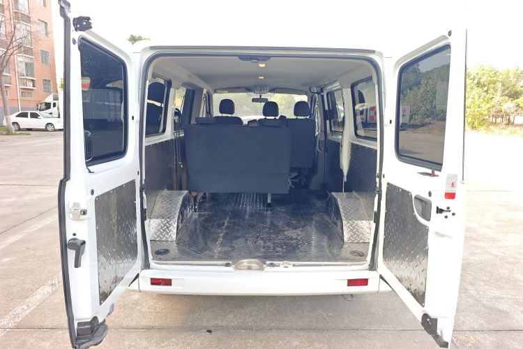 上汽大通MAXUS 新途V80 2024款 傲运通超值版 6MT 短轴超低顶127Ps 5/6座局部细节23