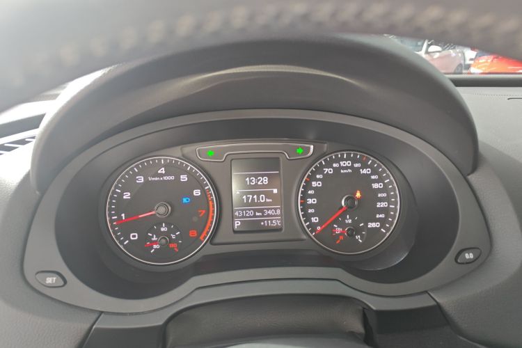 奥迪Q3 2018款 30周年年型 30 TFSI 风尚型局部细节14