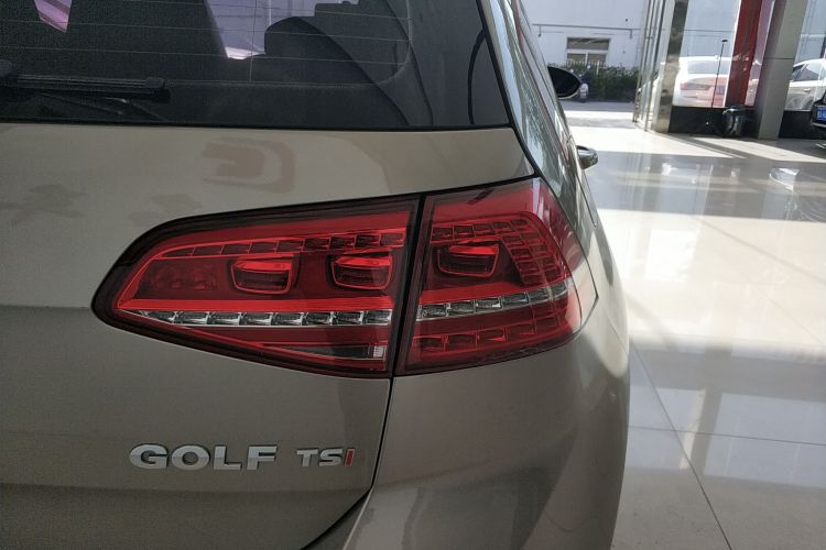 大众 高尔夫 2016款 230TSI 自动舒适型车身外观9