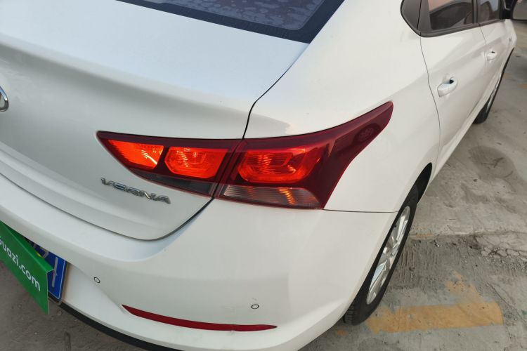 现代 悦纳 2016款 1.4L 手动炫酷版GLS车身外观9