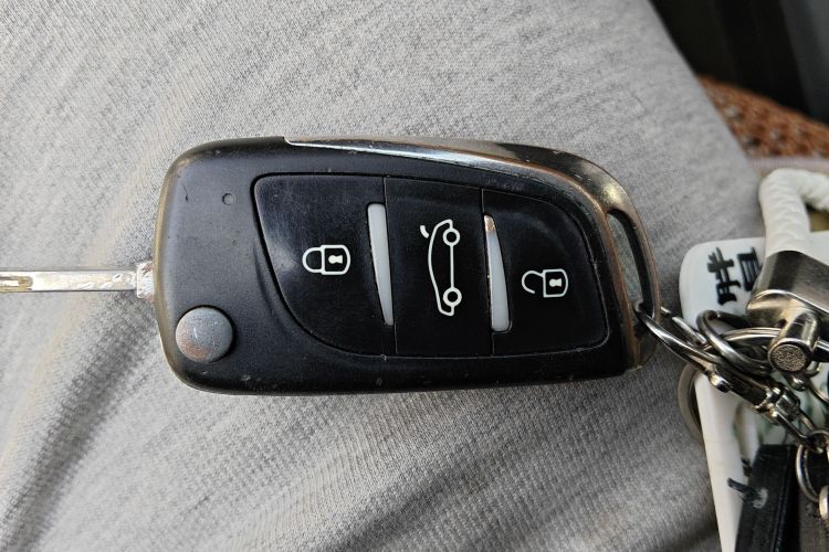 标致301 2016款 1.6L 手动舒适版中控内饰11