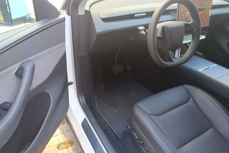 特斯拉 Model Y 2025款 后轮驱动版中控内饰7003