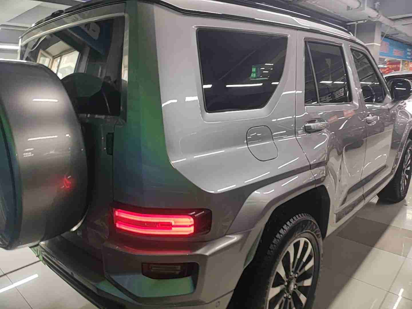 车辆右后45度外观展示