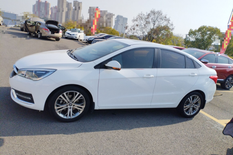 奇瑞 艾瑞泽5 2017款 1.5L 手动豪华版车身外观4