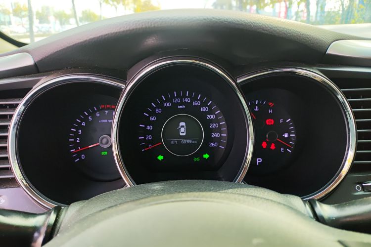 起亚K5 2015款 2.0L 自动GL中控内饰14