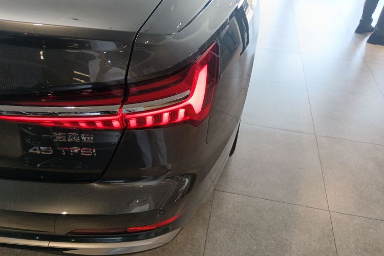 奥迪A6L 2024款 45 TFSI 臻选动感型车身外观9