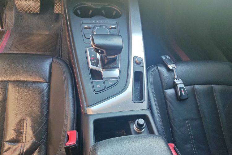 奥迪A4L 2018款 30周年年型 45 TFSI quattro 个性运动版中控内饰18