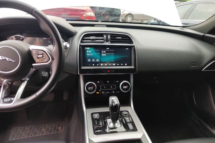 捷豹XEL 2020款 2.0T 200PS R-DYNAMIC 青春运动版中控内饰16