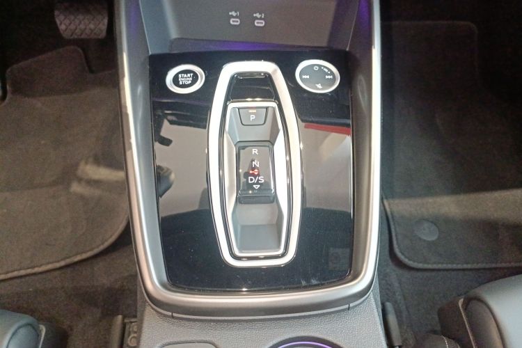 奥迪A3 2025款 A3L Limousine 35TFSI 飞驰尊享型中控内饰18