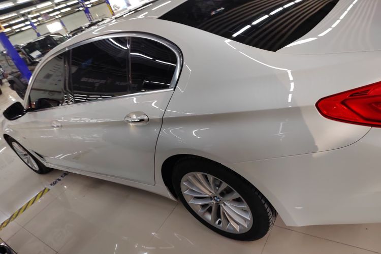 宝马5系 2018款 改款 530Li 领先型 豪华套装车身外观4