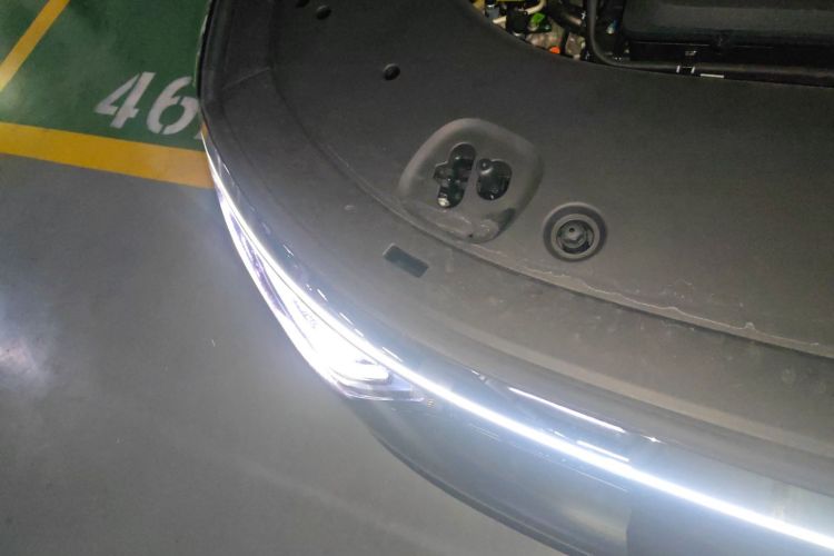 鸿蒙智行 问界M8 2025款 增程 Max+版 53.4kWh 6座版车身外观8