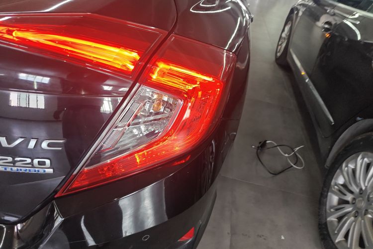 本田 思域 2016款 220TURBO CVT尊贵版车身外观9