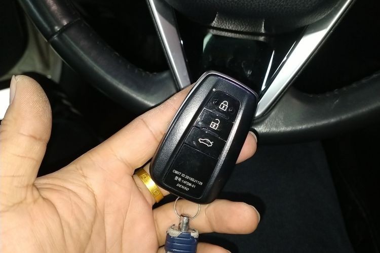 丰田 凯美瑞 2018款 2.0G 豪华版中控内饰11