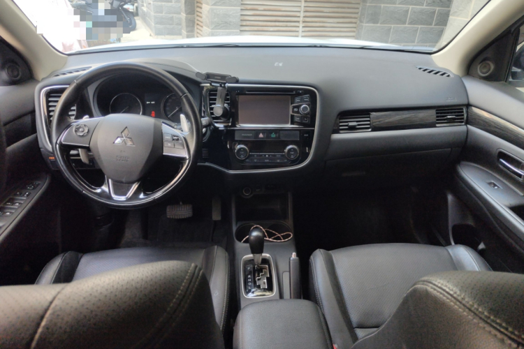 三菱 欧蓝德(进口) 2016款 2.4L 四驱精英版 5座中控内饰7002