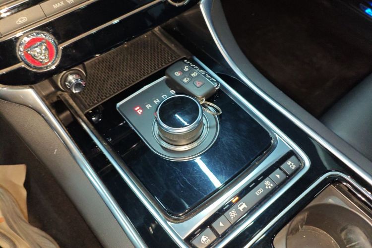 捷豹XEL 2019款 2.0T 250PS 尊享版中控内饰18