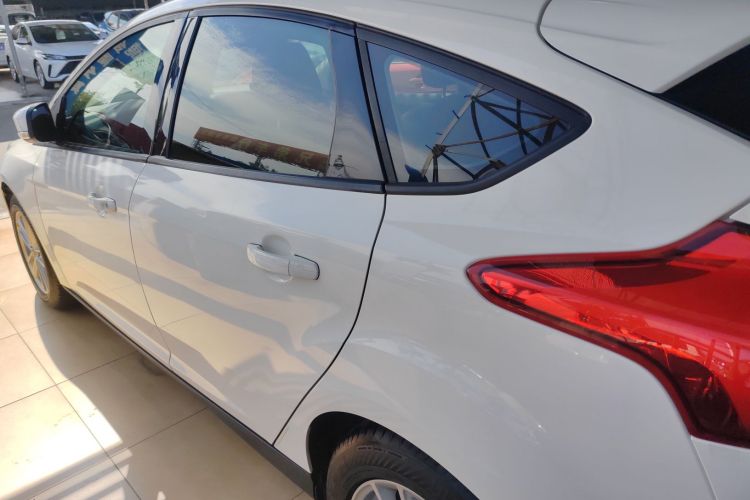 福特 福克斯 2018款 两厢经典 1.6L 自动风尚型智行版车身外观4