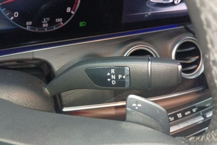 奔驰E级 2020款 E 300 L 运动豪华型局部细节18