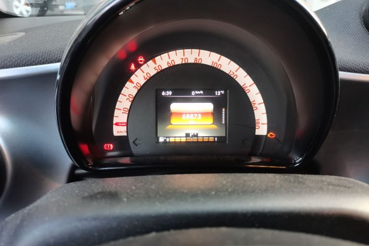 smart fortwo 2015款 1.0L 52千瓦硬顶激情版中控内饰14