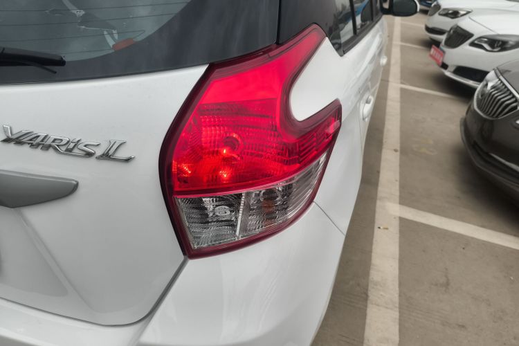 丰田 YARiS L 致炫 2015款 1.5E 自动魅动版车身外观9