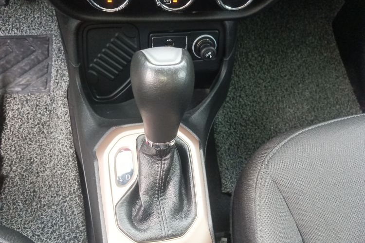 Jeep 自由侠 2017款 180T 自动动能版+局部细节18