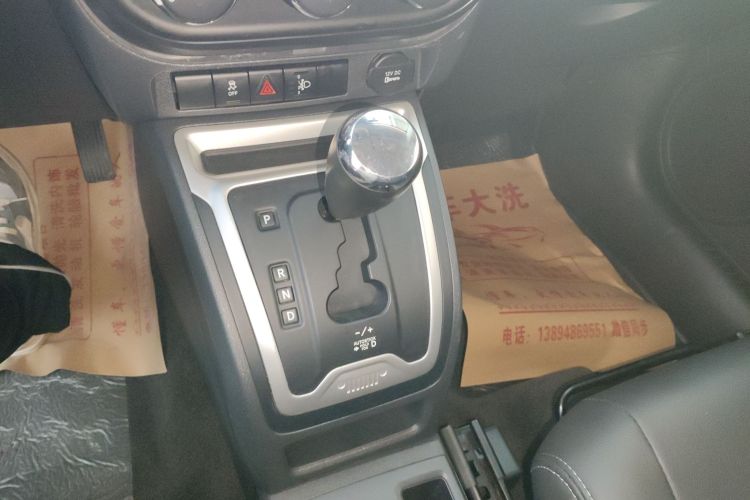 Jeep 指南者(进口) 2014款 改款 2.4L 四驱舒适版中控内饰18