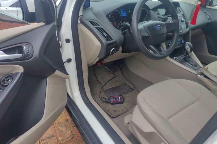 福特 福克斯 2015款 三厢 1.6L 自动舒适型中控内饰20