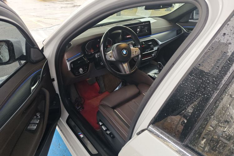 宝马5系 2022款 改款三 530Li 尊享型 M运动套装中控内饰19