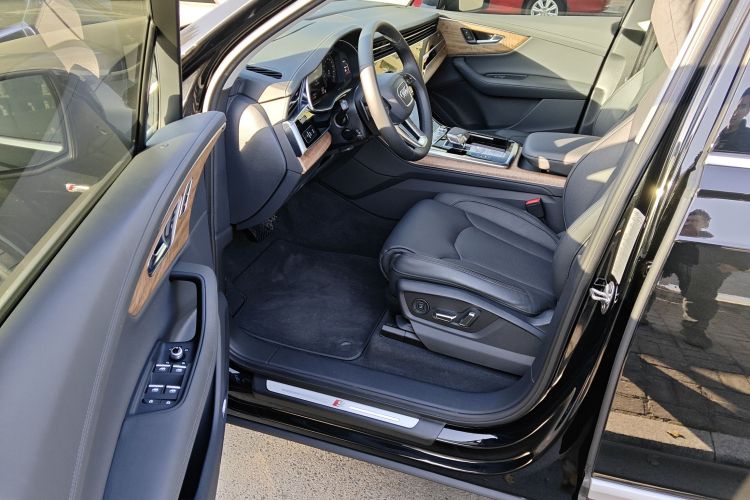 奥迪Q7 2023款 55 TFSI quattro S 尊贵型中控内饰20