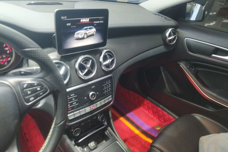 奔驰GLA 2018款 GLA 220 4MATIC 运动型中控内饰16