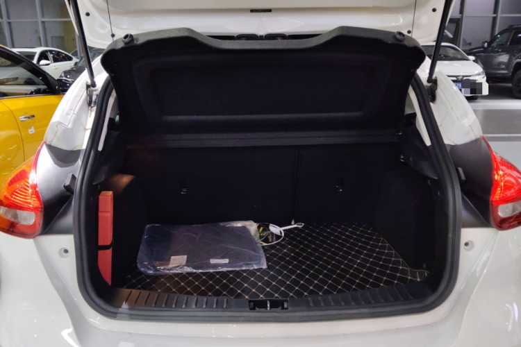 福特 福克斯 2018款 两厢经典 1.6L 自动风尚型智行版机舱底盘23