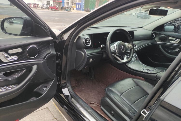 奔驰E级 2019款 E 300 L 运动豪华型中控内饰20