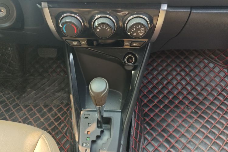 丰田 威驰 2014款 1.5L 自动智臻版中控内饰18