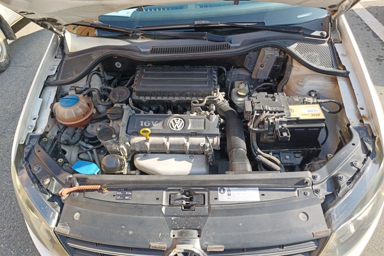 大众 Polo 2013款 1.6L 手动舒适版机舱底盘24