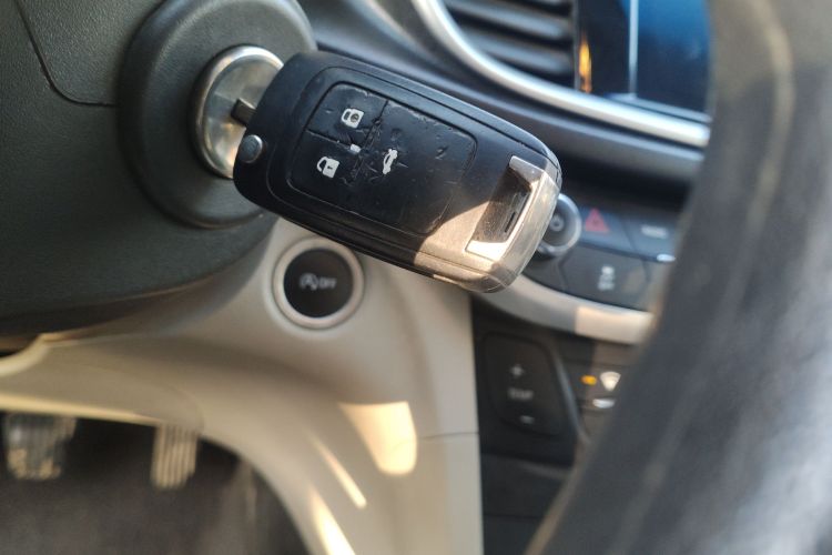 别克 英朗 2015款 15N 手动豪华型中控内饰11