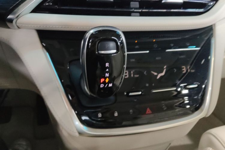 别克GL8 2020款 Avenir艾维亚 六座贤礼版中控内饰18