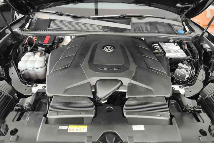 大众 途锐 2022款 3.0TSI 锐享版 曜黑运动套装机舱底盘24