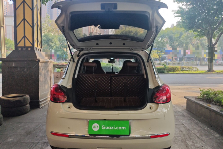 五菱汽车 五菱缤果 2023款 333km 灵犀互联款机舱底盘23