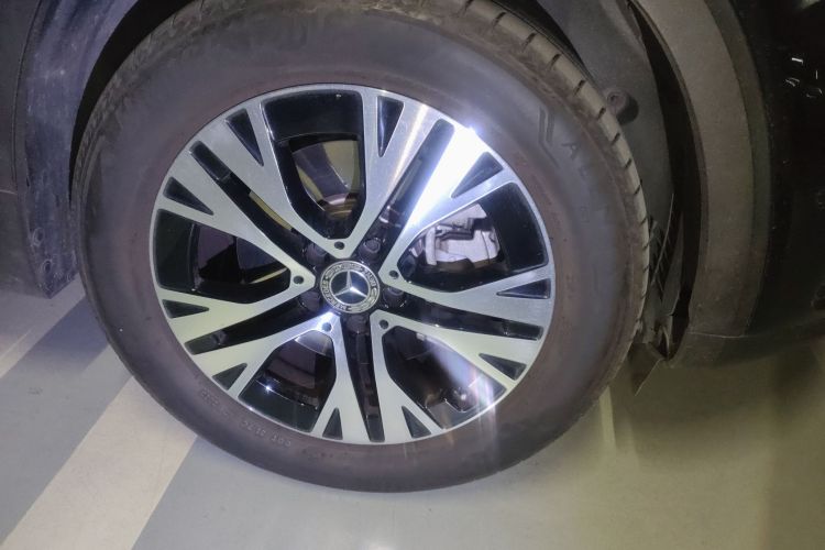 奔驰GLB 2024款 GLB 220 动感型车身外观10