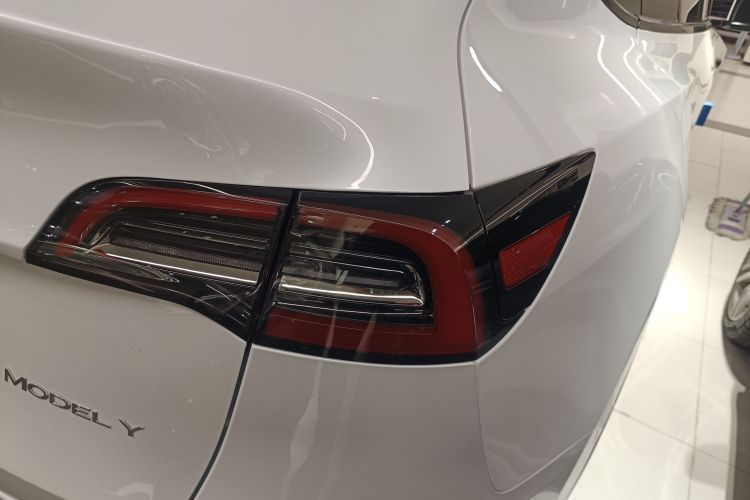 特斯拉 Model Y 2022款 改款 长续航全轮驱动版车身外观9