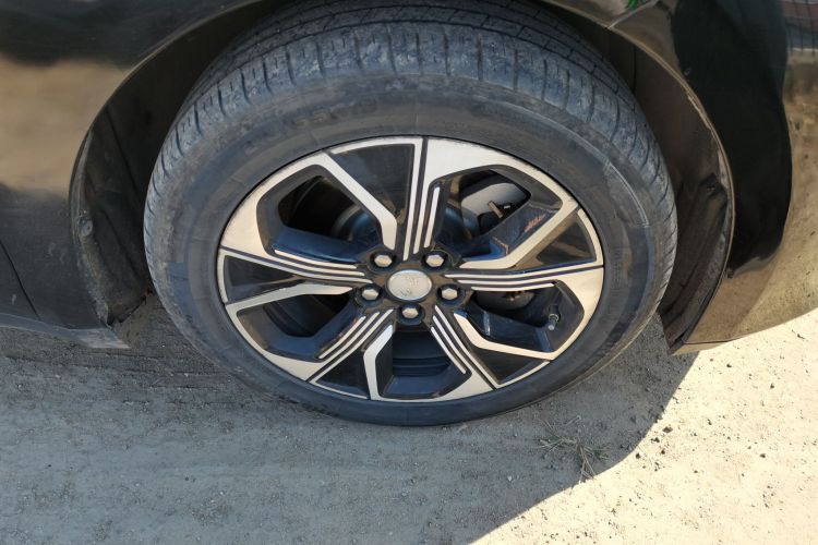 红旗E-QM5 2021款 充电 旗享版车身外观10